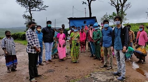 காடுகளில் ஓடி ஒளிந்து, மரங்களில் ஏறி, அரிவாளால் மிரட்டி?- பழங்குடி மக்களின் தடுப்பூசி பயம்