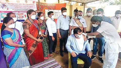 திருப்பத்தூர் மாவட்டம் புதூர்நாட்டில் நடைபெற்ற கரோனா தடுப்பூசி முகாமில் மாவட்ட ஆட்சியர் அமர் குஷ்வாஹா மலைவாழ் மக்கள் முன்னிலையில் நேற்று 2-ம் தவணை தடுப்பூசியை போட்டுக்கொண்டார்.