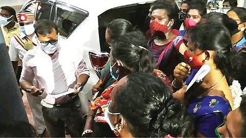 திருப்பத்தூர் மாவட்ட ஆட்சியர் அமர் குஷ்வாஹாவிடம் நேற்று மனு அளித்த மூன்றாம் பாலினத்தினர்.