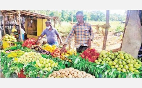 சாரல் காலத்தில் வெறிச்சோடிய குற்றாலம்; 2-வது ஆண்டாக வருவாய் இழந்த வியாபாரிகள்: வெளியூர்களில் கடை அமைத்து அரிய வகை பழங்கள் விற்பனை