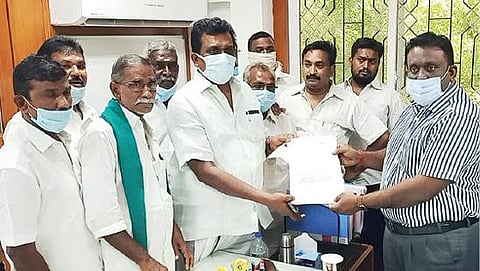 போடி தொகுதி வாழையாத்துப்பட்டியில் உள்ள ராஜபூபாலக் கண்மாய் ஆக்கிரமிப்பு களை அகற்றக் கோரி ஆட்சியர் க.வீ.முரளிதரனிடம் மனு அளித்த தங்கதமிழ்ச்செல்வன்.