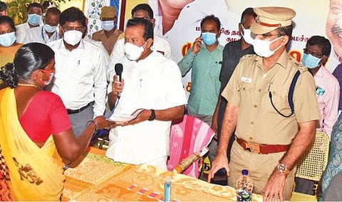 ‘உங்கள் தொகுதியில் முதல்வர்’ திட்டத்தின் கீழ் திருவெண்ணெய்நல்லூர் அருகே வளையம்பட்டு கிராமத்தில் பொதுமக்களிடம் அமைச்சர் பொன்முடி மனுக்களை பெற்றார். அருகில் ஆட்சியர் மோகன் உள்ளார்.