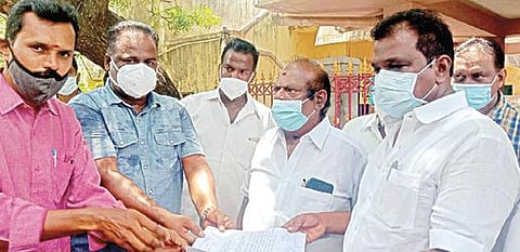 சோழிங்கநல்லூர் பகுதியில் எம்எல்ஏவிடம் நலச்சங்க கூட்டமைப்பு நிர்வாகிகள் பல்வேறு கோரிக்கைகள் தொடர்பான மனுவை அளித்தனர்.