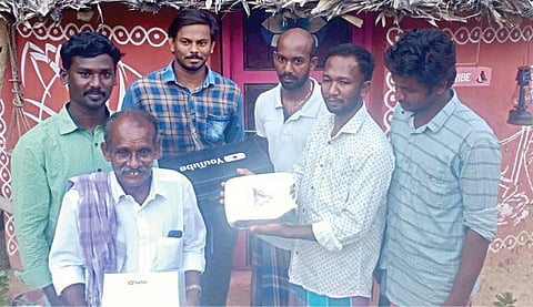 அறந்தாங்கி அருகே சின்ன வீரமங்களத்தில் சமையல் கலைஞர்கள் குழுவினர்.