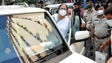 சிபிஐ அலுவலகம் முன் கடந்த மாதம் போராட்டம் நடத்திய மம்தா பானர்ஜி | கோப்புப் படம்.