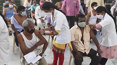 கோவையில் போக்குவரத்துத் துறை சார்பில் அண்மையில் நடைபெற்ற தடுப்பூசி முகாமில் தடுப்பூசி செலுத்திக்கொண்டவர்கள்.