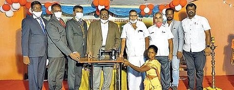 ஆரணி ரோட்டரி சங்க நிர்வாகிகள் பதவியேற்பு விழாவில் பெண் ஒருவருக்கு தையல் இயந்திரம் வழங்கப்பட்டது.