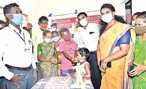 2 ஆண்டுகளுக்கு பிறகு தன்னுடன் இணைந்த மனைவி மற்றும் குழந்தைக்கு மாவட்ட ஆட்சியர் மற்றும் அதிகாரிகள் முன்னிலையில் கேக் ஊட்டி மகிழ்ந்த ஒடிஸாவைச் சேர்ந்த உசோகொய்.