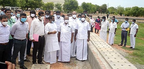 தஞ்சாவூர் அன்னை சத்யா விளையாட்டு அரங்கத்தில் நேற்று ஆய்வு மேற்கொண்ட அமைச்சர் சிவ.வீ.மெய்யநாதன். உடன், எம்எல்ஏக்கள் துரை.சந்திரசேகரன், டி.கே.ஜி.நீலமேகம் உள்ளிட்டோர்.