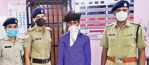 சேலம் ஜங்ஷன் ரயில் நிலையத்தில் இருந்து புறப்பட்ட ரயிலில் இருந்து இறங்கும் போது, நடை மேடைக்கும், ரயில் பெட்டிக்கும் இடையில் தவறி விழுந்த இளைஞர் சிவன்குமார் மற்றும் அவரை மீட்ட பெண் காவலர்கள் மஞ்சு, அஸ்வனி உள்ளிட்டோர்.