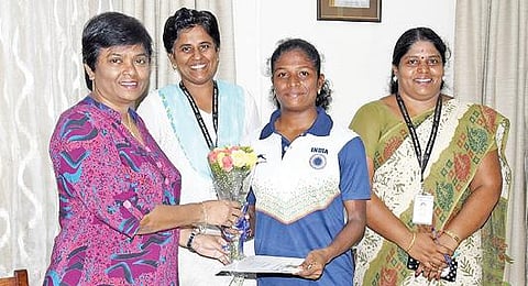 ஒலிம்பிக் போட்டியில் பங்கேற்கும் தடகள வீராங்கனை ரேவதியை பாராட்டும் கல்லூரி முதல்வர் கிறிஸ்டியானா சிங் மற்றும் பேராசிரியைகள்.