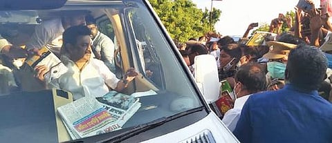 சிதம்பரம் அருகே உள்ள வல்லம்படுககையில் முதல்வர் மு.க.ஸ்டாலினை தொழிலாளர் துறை அமைச்சர் சி.வி.கணேசன் சால்வை அளித்து வரவேற்று, புத்தகம் அளித்தார்.