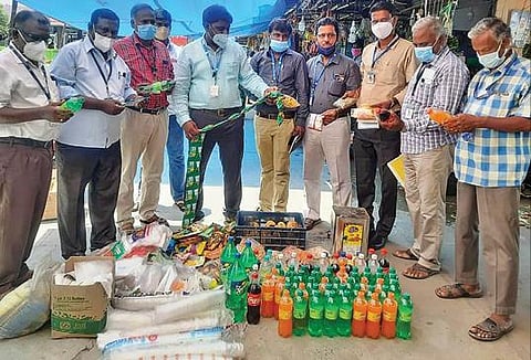 விழுப்புரம் புதிய பேருந்து நிலையத்தில் உள்ள கடைகளில் இருந்து தரமற்ற உணவுப்பொருட்களை உணவு பாதுகாப்புத் துறை அதிகாரிகள் பறிமுதல் செய்தனர்.