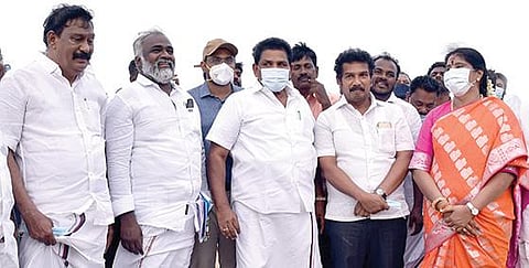 பழவேற்காட்டில் நிரந்தர முகத்துவாரம் அமையவுள்ள பகுதியில் மீன்வளத் துறை அமைச்சர் அனிதா ராதாகிருஷ்ணன் நேற்று ஆய்வு மேற்கொண்டார். உடன் மீன்வளம் மற்றும் மீனவர் நலத்துறை ஆணையர் கருணாகரன், ஆட்சியர் ஆல்பி ஜான் வர்கீஸ் உள்ளிட்டோர்.