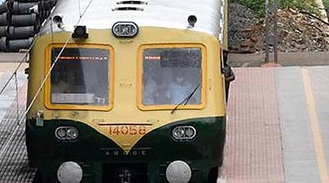 மின்சார ரயில்களில் பயணம் செய்ய ஆண் பயணிகளுக்கு விதிக்கப்பட்டுள்ள நேரக் கட்டுப்பாட்டை நீக்க கோரிக்கை