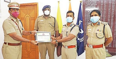 தருமபுரியில் கடத்தப்பட்ட குழந்தையை மீட்டதற்காக டிஎஸ்பி அண்ணாதுரைக்கு சான்று வழங்கி பாராட்டிய மேற்கு மண்டல ஐஜி சுதாகர்