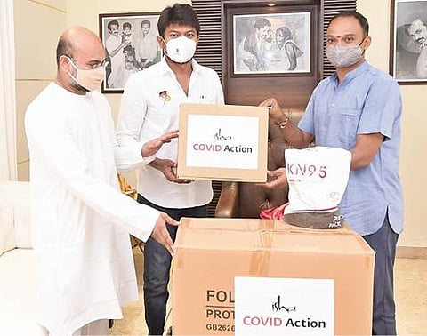 ஈஷா சார்பில் மருத்துவ உபகரணங்கள் வழங்கல்