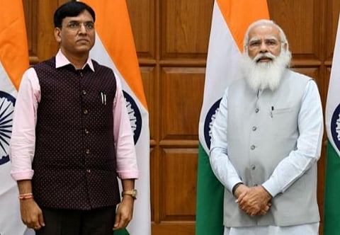 பிரதமர் மோடி, மத்திய சுகாதாரத்துறை அமைச்சர் மன்சுக் மாண்டவியா | படம் உதவி ட்விட்டர்