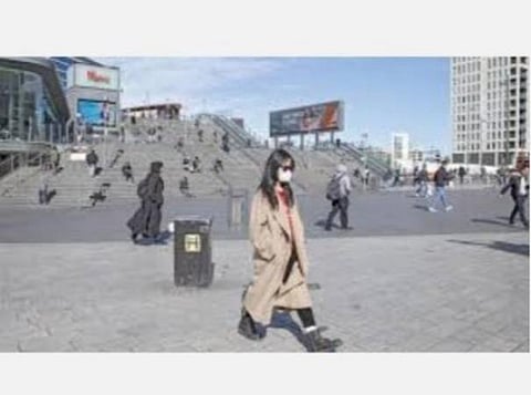 தடுப்பூசி போட்டுக்கொண்ட சுற்றுலாப் பயணிகளுக்கு இனி தனிமைப்படுத்துதல் இல்லை: பிரிட்டன்