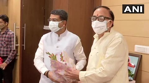 மத்திய கல்வித்துறை அமைச்சராகப் பதவி ஏற்றுக்கொண்ட தர்மேந்திர பிரதான் | படம்: ஏஎன்ஐ.