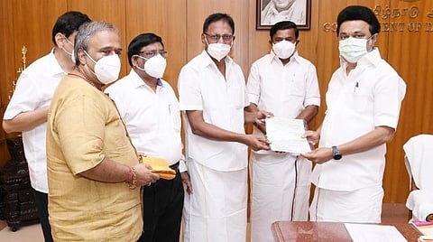 முதல்வர் ஸ்டாலினுடன் திரையரங்க உரிமையாளர்கள் சந்திப்பு: கரோனா நிவாரண நிதியாக ரூ.50 லட்சம் அளிப்பு