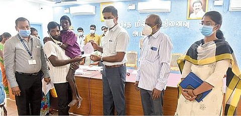 வேலூர் மாவட்ட ஆட்சியர் அலுவலக வளாகத்தில் மாற்றுத்திறனாளிகளுக்கு நலத்திட்ட உதவிகளை வழங்கிய ஆட்சியர் குமாரவேல் பாண்டியன். அருகில், ஆட்சியரின் நேர்முக உதவியாளர் (பொது) விஜயராகவன், உதவி இயக்குநர் (பயிற்சி) விஷ்ணுபிரியா, மாற்றுத்திறனாளிகள் நல அலுவலர் தங்கவேல் உள்ளிட்டோர். படம்: வி.எம்.மணிநாதன்.