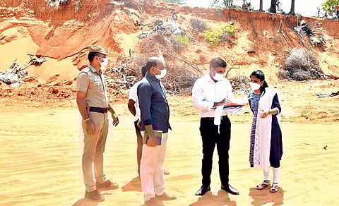 திருச்செந்தூர் அருகே நடுநாலுமூலைக்கிணறு பகுதியில் உள்ள தனியார் தோட்டத்தில் அனுமதியின்றி அளவுக்கு அதிகமாக செம்மண் எடுக்கப்பட்ட பகுதியை ஆட்சியர் செந்தில்ராஜ் ஆய்வு செய்தார்.