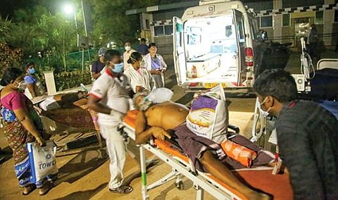 ஆசாரிபள்ளம் மருத்துவமனையில் தீவிபத்து ஏற்பட்டதால், கரோனா நோயாளிகளை இடமாற்றும் மருத்துவர்கள் மற்றும் பணியாளர்கள்.