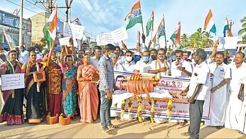 பெட்ரோல் விலை உயர்வை கண்டித்து திருநெல்வேலியில் காங்கிரஸ் கட்சி சார்பில் நூதன ஆர்ப்பாட்டம் நடத்தப்பட்டது. படம்: மு,லெட்சுமி அருண்
