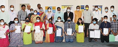 பல முன்னணி நிறுவனங்களில் வேலைவாய்ப்புக்கான பணி நியமன ஆணையை பெற்ற சேலம் சோனா தொழில்நுட்பக் கல்லூரி மாணவ, மாணவிகளுடன் கல்லூரி நிர்வாகிகள் உள்ளிட்டோர்.