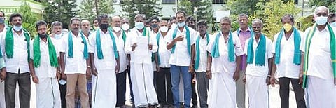 கிருஷ்ணகிரி அணையில் இருந்து முதல்போக சாகுபடிக்கு தண்ணீர் திறக்க வலியுறுத்தி தமிழக விவசாயிகள் சங்க மாநில தலைவர் ராமகவுண்டர் தலைமையில் விவசாயிகள் ஆட்சியரிடம் மனு அளித்தனர்.