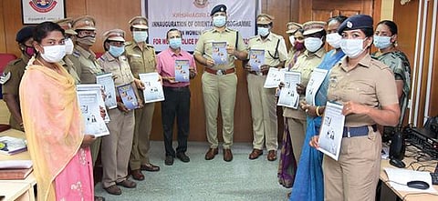 கிருஷ்ணகிரி மாவட்ட எஸ்பி அலுவலகத்தில் பெண்கள் உதவி மையங்களில் பணிபுரியும் காவலர்களுக்கான பயிற்சி முகாமில் எஸ்பி சாய் சரண் தேஜஸ்வி பெண்கள், குழந்தைகளுக்கு எதிரான குற்றங்கள் தடுப்பு நடவடிக்கை குறித்த கையேட்டை வழங்கினார்.