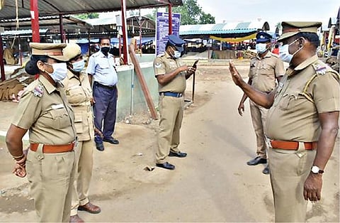 ஈரோட்டில் அதிக சுங்கக்கட்டணம் வசூலிக்கப்படுவதைக் கண்டித்து, காய்கறி வியாபாரிகள் கடையடைப்புப் போராட்டத்தில் ஈடுபட்டதால், வ.உ.சி.மைதான காய்கறி மார்க்கெட்டிற்கு போலீஸ் பாதுகாப்பு போடப்பட்டுள்ளது.