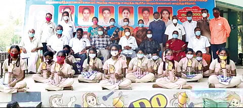 சேத்தியாத்தோப்பு அருகே வாழைக்கொல்லை ஒன்றிய நடுநிலைப் பள்ளியில் தேசிய வருவாய் வழித்திறன் தேர்வில் வெற்றி பெற்ற மாணவர்களை பாராட்டி பரிசு வழங்கப்பட்டது.