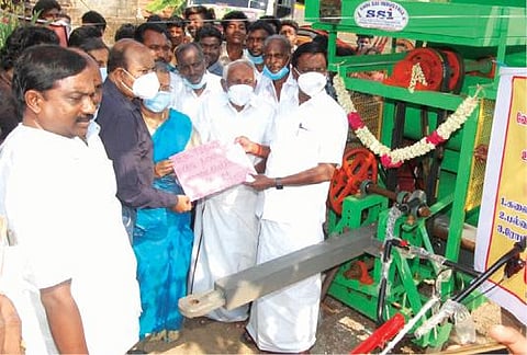 பண்ருட்டி அருகே வேளாண் துறை சார்பில் உழவர் உற்பத்தியாளர் குழுக்களுக்கு எம்எல்ஏ சபா ராஜேந்திரன் டிராக்டர் உள்ளிட்ட இயந்திரங்களை வழங்கினார்.