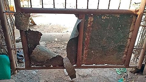 நெய்வேலியில் கொலை வழக்கில் ஜாமீனில் வந்தவர் தங்கி இருந்த வீட்டில் நாட்டு வெடிகுண்டு வீசப்பட்டதில் வீட்டின் முன்பக்க இரும்புக் கதவு சேதமடைந்துள்ளது.