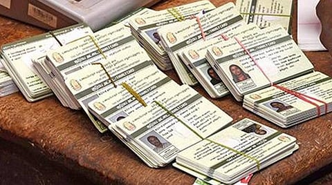 அரசின் ரூ.1,000 உதவித் தொகை பெற குடும்ப அட்டையில் கணவர் படத்தை அகற்றும் பெண்கள்?