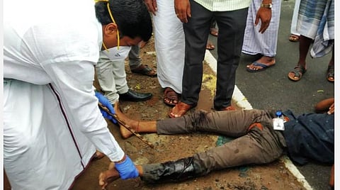 விபத்தில் சிக்கி எலும்பு முறிவு ஏற்பட்ட இளைஞருக்கு சிகிச்சை அளிக்கும் விழுப்புரம் எம்எல்ஏ டாக்டர் லட்சுமணன்.