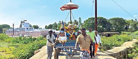 திருநெல்வேலி குறுக்குத்துறை சுப்பிரமணிய சுவாமி கோயிலுக்கு பொதிகை திருச்சபை சார்பில் ரூ.1.25 லட்சம் மதிப்பில் வழங்கப்பட்ட மயில் வாகனம் வெள்ளோட்டம் விடப்பட்டது.