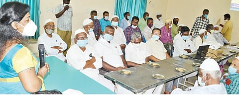 பக்ரீத் பண்டிகையை முன்னிட்டு இறைச்சி கழிவுகளை சுகாதாரமான முறையில் அப்புறப்படுத்துவது தொடர்பாக மேலப்பாளையத்தில் நடைபெற்ற ஆலோசனை கூட்டத்தில் மாநகர நல அலுவலர் மா. சரோஜா பேசினார்.