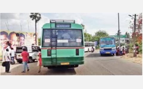 காரைக்கால் எல்லைப் பகுதிகளில் இறக்கிவிடுவதால் தமிழக அரசுப் பேருந்தில் வரும் பயணிகள் அவதி