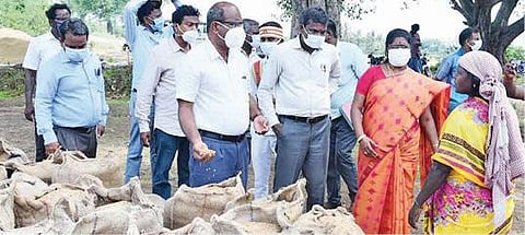 துறையூர் ஆலத்துடையான்பட்டி நேரடி நெல் கொள்முதல் நிலையத்தில் நேற்று ஆய்வு செய்த மாவட்ட ஆட்சியர் சு. சிவராசு.