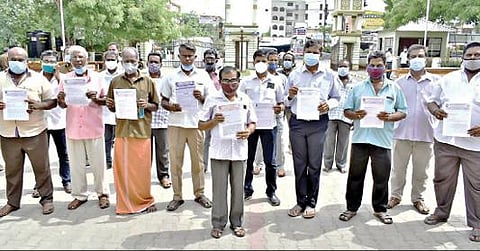 வங்கிகளில் பெற்ற கடனுக்கான தவணைத்தொகை செலுத்த அவகாசம் கோரி ஈரோடு ஆட்சியர் அலுவலகத்தில் மனு அளிக்க வந்த சாலைப்போக்குவரத்து தொழிலாளர்கள்.