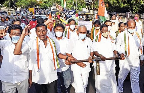 ஆர்ப்பாட்டத்தில் இருசக்கர வானங்களை டயர் வண்டியில் வைத்து இழுத்துச்சென்ற முன்னாள் முதல்வர் நாராயணசாமி, வைத்திலிங்கம் எம்பி, வைத்தியநாதன் எம்எல்ஏ மற்றும் கட்சியினர். படம்: எம்.சாம்ராஜ்