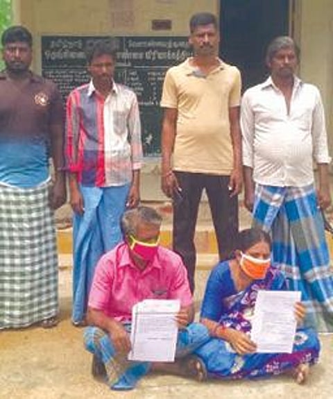 அக்கடவல்லி ஊராட்சி மன்ற அலுவலகம் முன்பு கணவருடன் தர்ணா போராட்டத்தில் ஈடுப்பட்ட கெஜலட்சுமி.