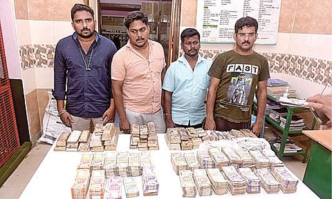 காட்பாடி ரயில்நிலையம் வந்த ரயிலில் உரிய ஆவணங்கள் இல்லாததால் 4 பேரிடம் இருந்து பறிமுதல் செய்த 144 கிலோ வெள்ளி, 32 லட்சம் பணம்.படம்: வி.எம்.மணிநாதன்