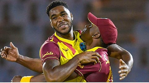 ஆஸ்திரேலிய அணியின் பேட்டிங் வரிசையைக் குலைத்த மே.இ.தீவுகள் பந்துவீச்சாளர் மெக்காய் | படம் உதவி: ட்விட்டர்.