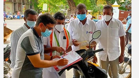 பெட்ரோல், டீசல் விலையைக் குறைக்க வலியுறுத்தி காரைக்காலில் கையெழுத்து பிரச்சாரம் மேற்கொண்ட காங்கிரஸ் கட்சியினர்.