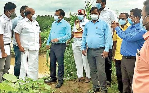 ஆம்பூர் அடுத்த விண்ணமங்கலம் ஏரிக்கான நீர்வரத்து கால்வாய் சேதமடைந்த பகுதியை நேற்று ஆய்வு செய்த திருப்பத்தூர் மாவட்ட ஆட்சியர் அமர் குஷ்வாஹா. அருகில், எம்எல்ஏ வில்வநாதன் உள்ளிட்டோர்.