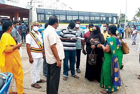 திருவண்ணாமலை மத்திய பேருந்து நிலையத்தில் முகக்கவசம் அணியாத பயணிகளுக்கு மாவட்ட வருவாய் அலுவலர் முத்துகுமாரசாமி தலைமையிலான குழுவினர் நேற்று அபராதம் விதித்தனர்.